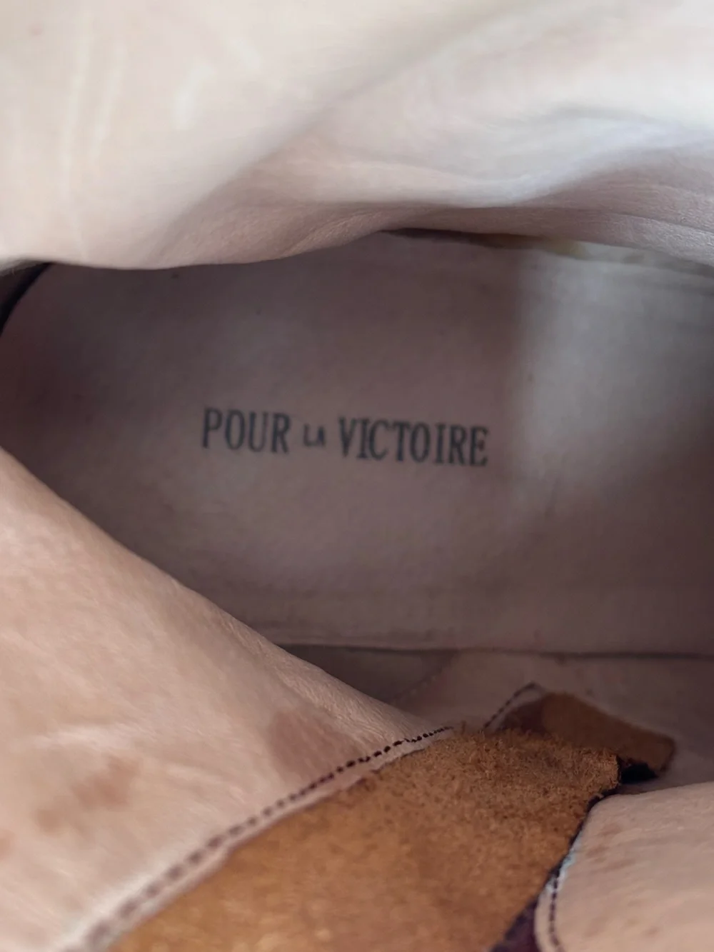 Pour La Victoire over knee